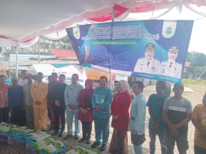 Penyerahan bantuan Walikota kepada Asisten Rehabilitasi Sosial kepada pelayanan kesehatan sosial