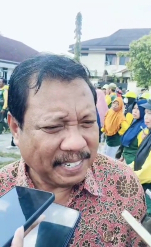 Hari pemerintah kota Pangkalpinang bagikan sembako ke para petugas kebersihan dan Taman kota.