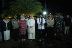 Walikota Pangkalpinang bersama Wakil Walikota mengikuti Pawai obor