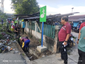 Prof Udin pimpin langsung Gotong Royong di Pasar Parit Lalang