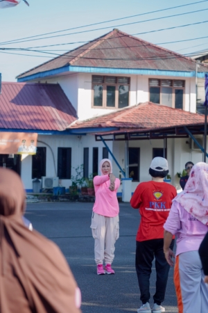 Bunda Susanti pimpin senam Car free Day di Terminal Girimaya