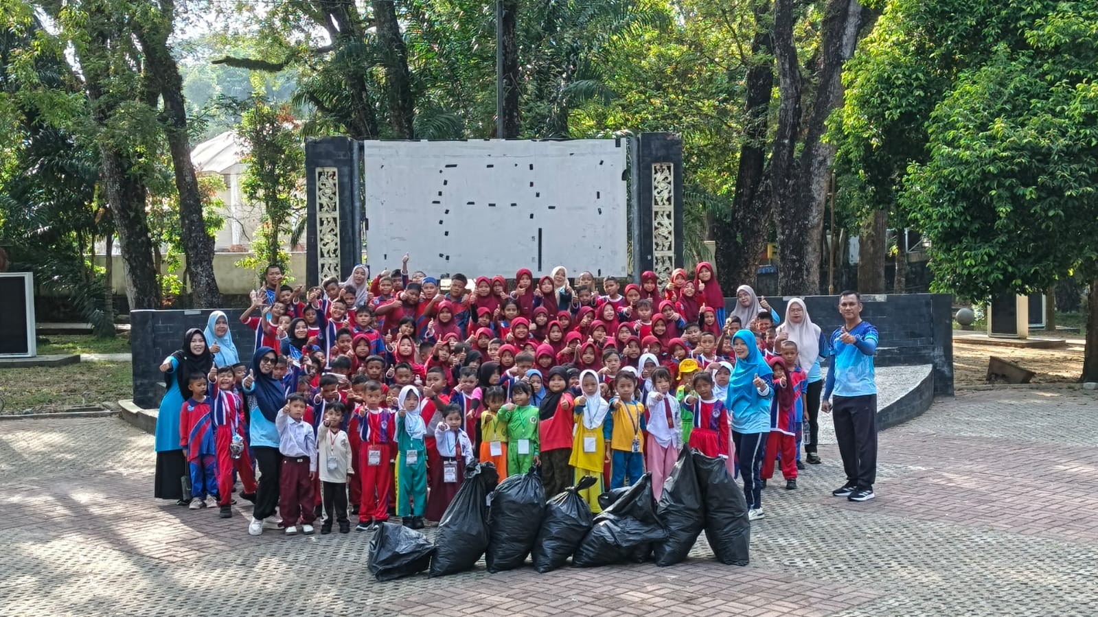 Aksi Nyata Sejak Dini, Siswa Baru SDN 18 Pangkalpinang Bersihkan Taman Wilhelmina Saat MPLS