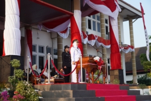 Dessy Ayutrisna Bertindak sebagai Inspektur Upacara Penurunan Bendera Merah Putih HUT RI ke-81