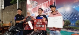 Cece Dessy Serahkan Hadiah Pertama  Satu Unit Sepeda Motor Beat Kepada Pemenang Pangkalpinang Cup Gaple 2026 Di Warkop JUM Pangkal Balam