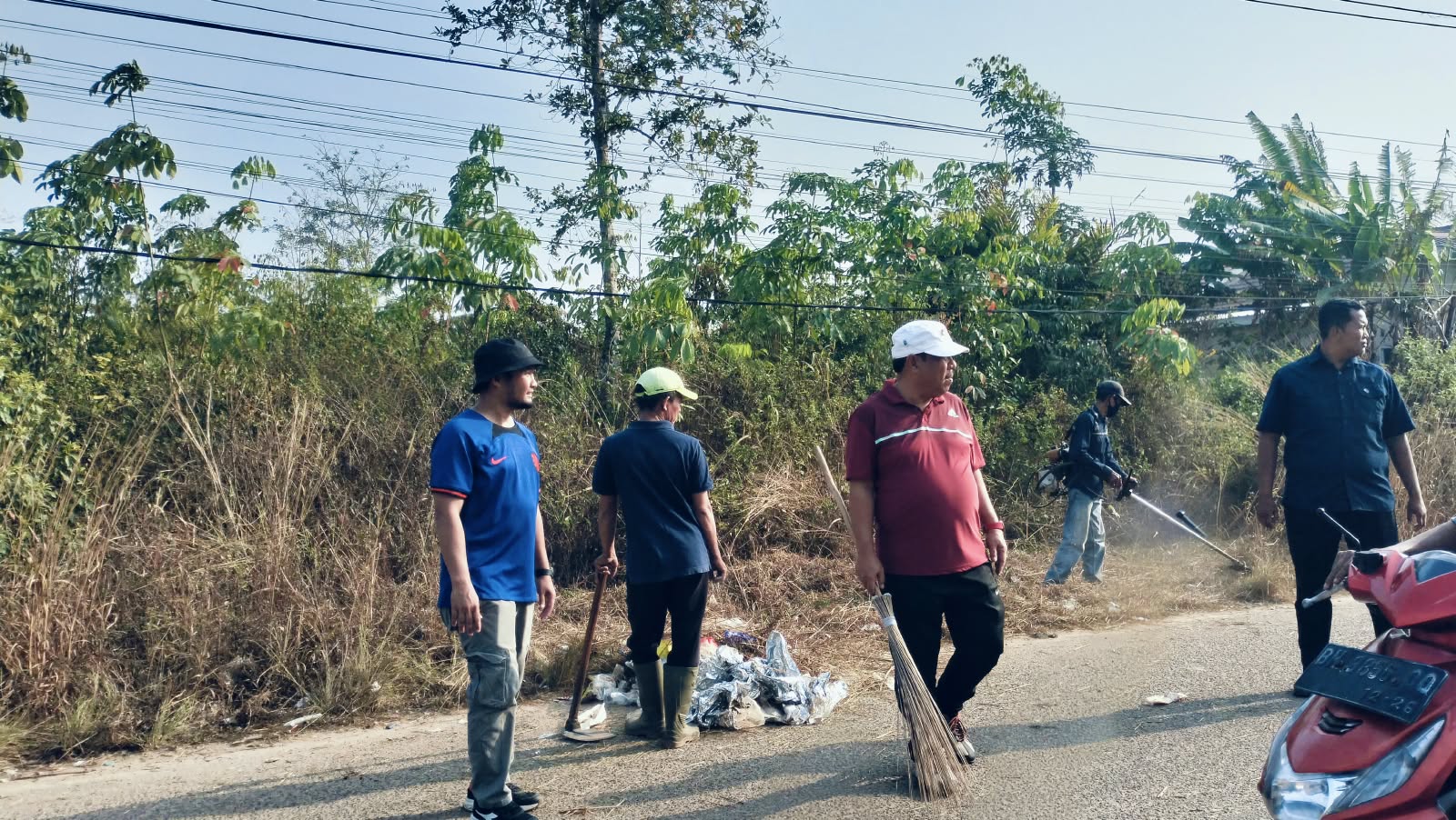 Gotong Royong Jumat Asri, Saparudin Berharap Keberadaan CCTV dan Spanduk Dapat meningkatkan Kesadaran Masyarakat