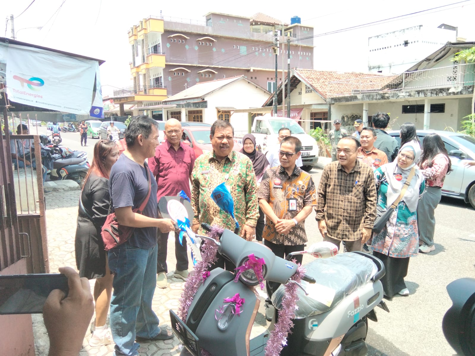 Penyerahan Hadiah Satu Unit Sepeda Motor oleh Walikota Pangkalpinang Kepada Pemenang Undian Gebyar Pajak di Kelurahan Masjid Jamik